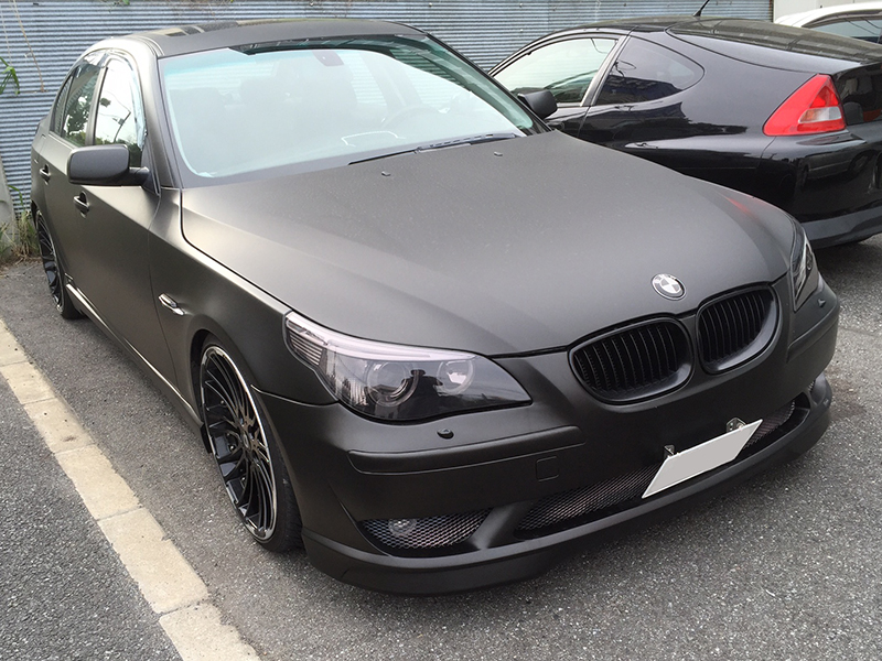 BMW5シリーズ／マットブラックのツートンカラー他メーカーの組み合わせで！